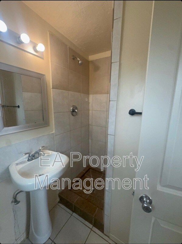 Building Photo - 529 Alvarado Dr SE