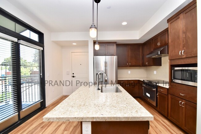 Building Photo - Spectacular 2 Bedroom townhouse apartment.