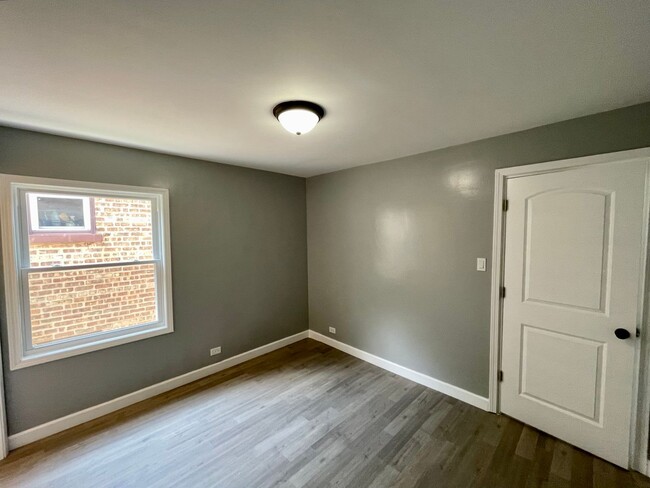 Building Photo - Newly Renovated 2-bed 2-bath - In Unit Lau...