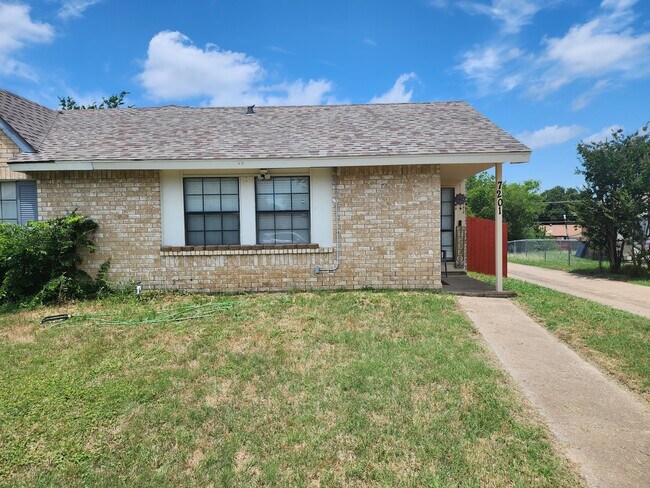 Building Photo - 7201 Pineberry Rd