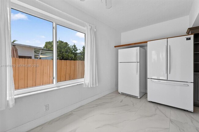 Building Photo - 1470 N Treasure Dr