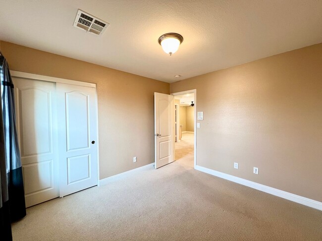 Building Photo - MOVE-IN SPECIAL! BEAUTIFUL 3 BEDROOM SUMME...