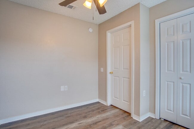 Building Photo - Adorable Updated 2BR Cottage-Style Townhom...