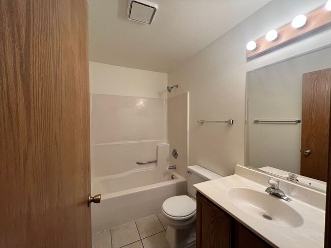 Building Photo - Lacy Road Duplex