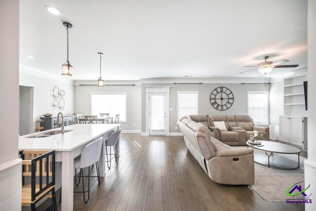 Building Photo - 421 Newport Ave