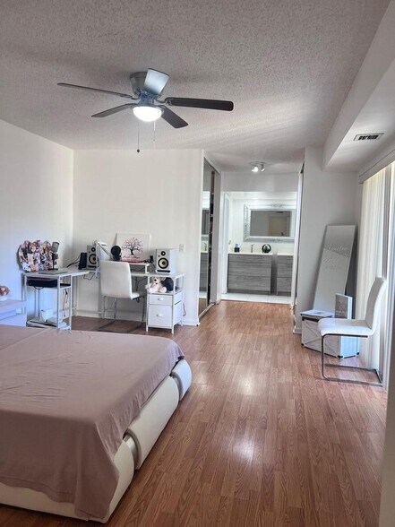 Building Photo - 1700 Embassy Dr