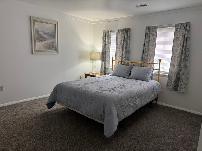 Building Photo - 1001 White Oak Rd