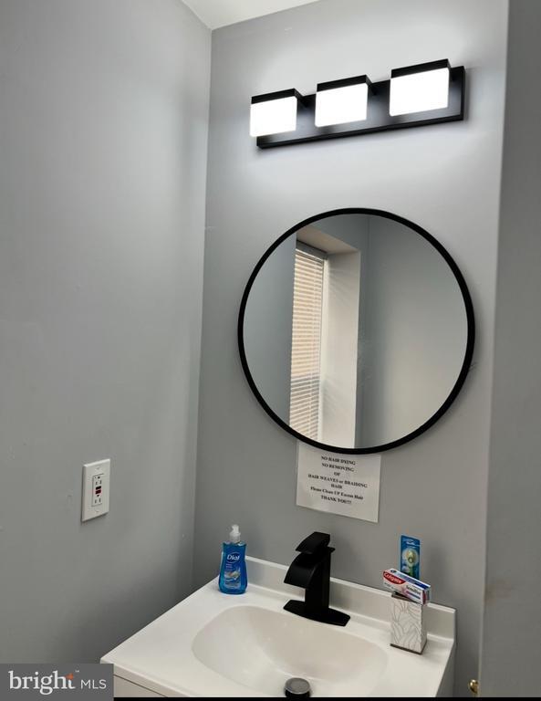 Building Photo - 4087 Lancaster Ave