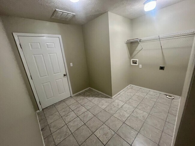 Building Photo - 1327 Carriage Ct