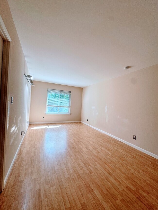 Building Photo - 4BR SFR w/ 2-Car Garage, RV Parking & Big Yard in Rocklin