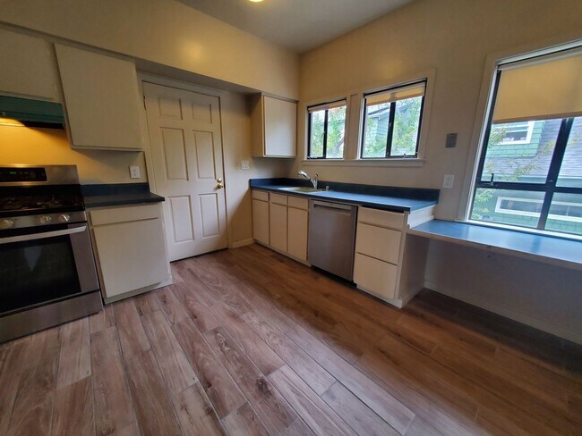Building Photo - Top Floor Rockridge Two Bedroom Condo with...