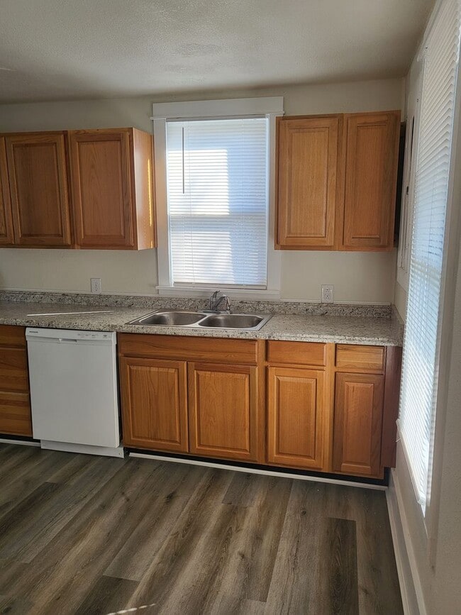 Building Photo - Full remodel on this beauty!