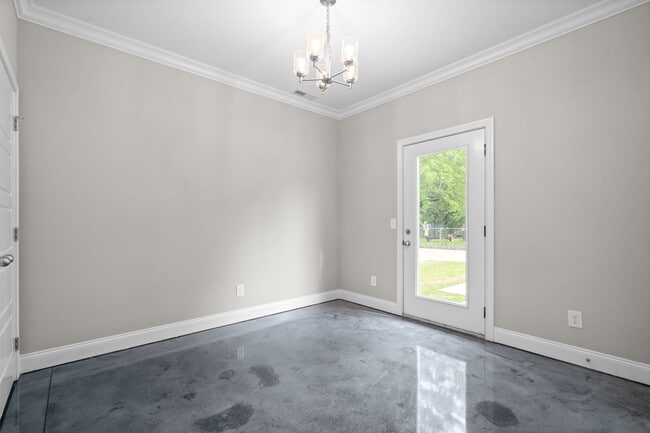 Building Photo - 1305 Dodd St