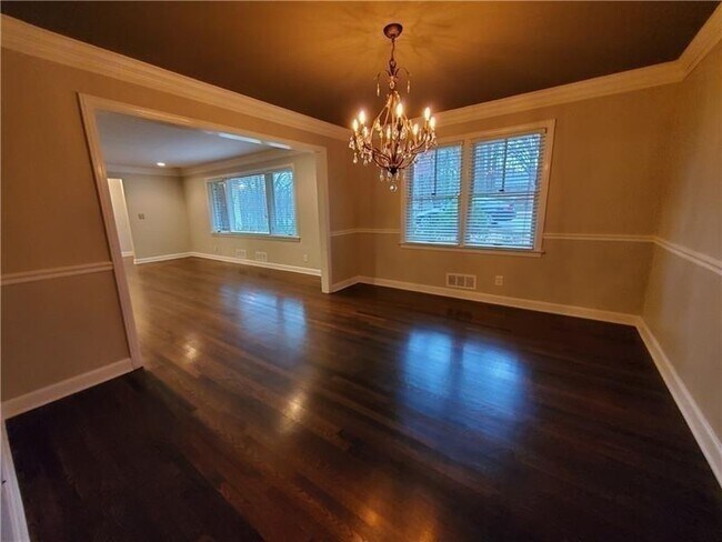 Building Photo - 4615 Mystic Dr NE