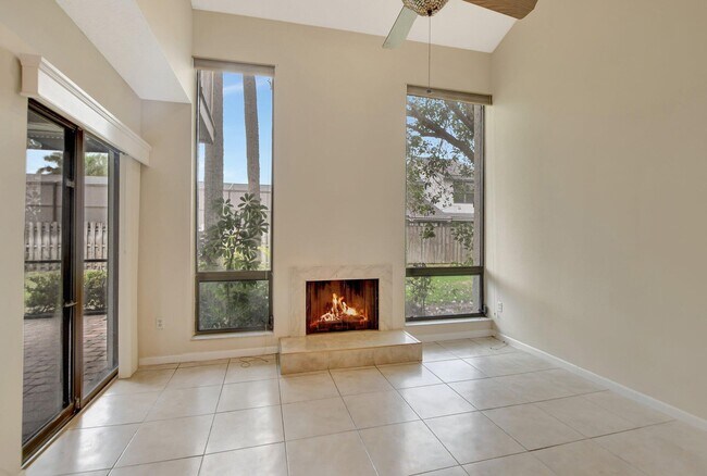 Building Photo - 6732 Canary Palm Cir