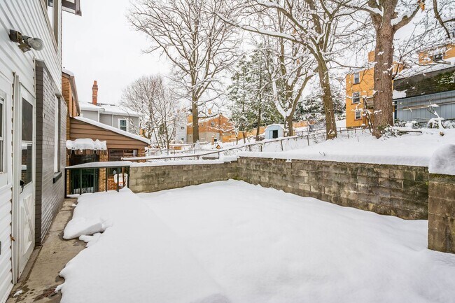 Building Photo - Beautiful 3 bedroom home in Pittsburgh available July 1!