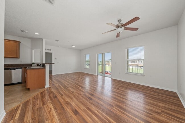 Building Photo - Elegant 2 bedrooms/2 bath condo located in St. Cloud with 1-Car garage
