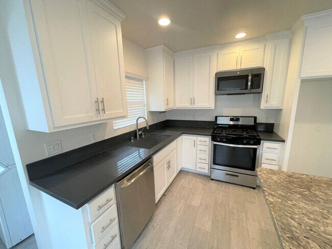 Building Photo - Remodeled Midtown Apartment w/Air Conditio...