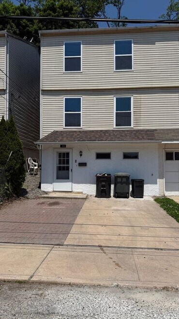Building Photo - 845 Poplar St