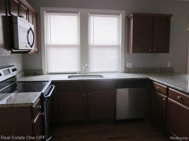 Building Photo - 1016 Beaconsfield Ave