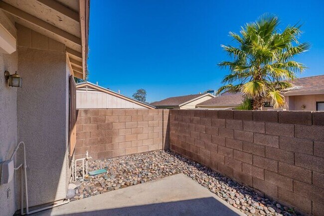 Building Photo - 2434 N Palo Hacha Dr