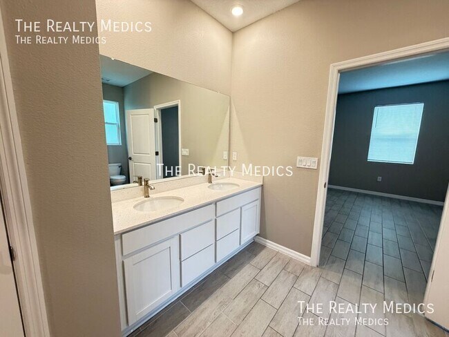 Building Photo - 5096 SW 154 Loop