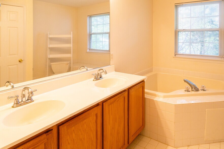 Building Photo - 6044 Blue Point Ct