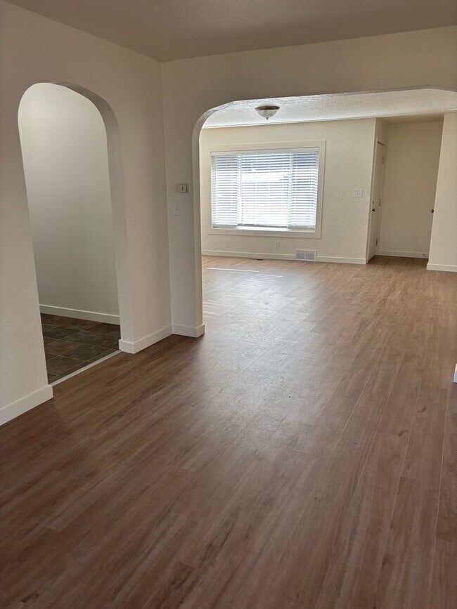 Building Photo - Adorable Renovated Single Family Home READY NOW