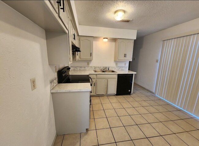Building Photo - 10525 Big Thicket Dr