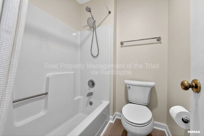 Building Photo - 201 Oakwood Ct