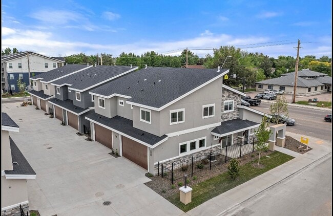 Building Photo - Boise 3 Bed 2.5 Bath 2 Car Garage Townhome AVAILABLE NOW!  $500 RENT CREDIT AT MOVE IN!