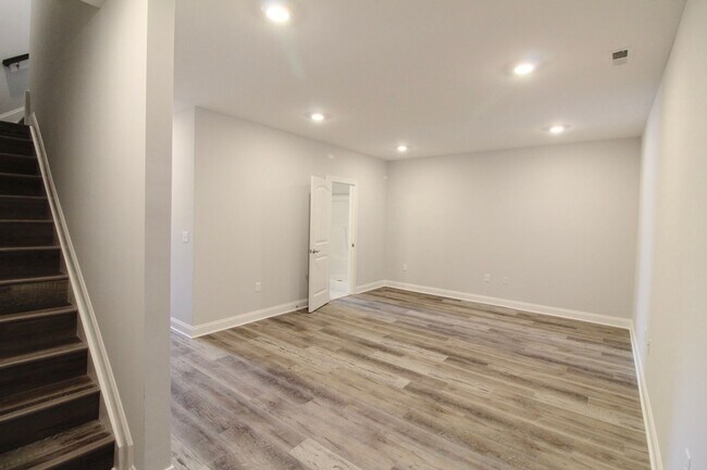Building Photo - Stylish and Spacious Townhome Near Sentara...