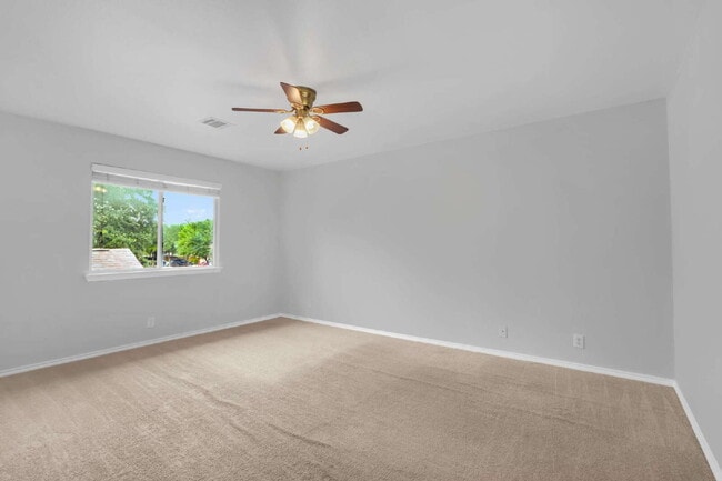 Building Photo - "Spacious 6-Bedroom Haven with 4 Full Baths and Hot Tub!"