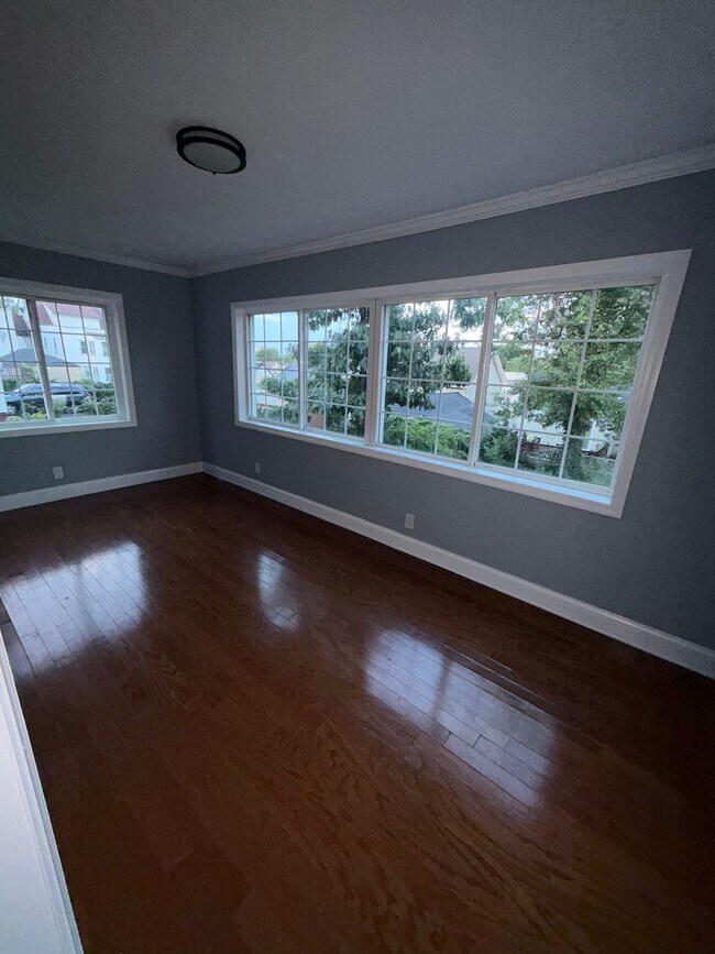 Building Photo - 1611 Bayview Ave