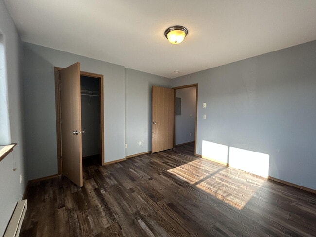 Building Photo - 2 Bed / 1 Bath Upstairs Condo with Garage. Convenient location. MOVE IN SPECIAL!