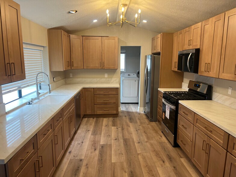 Building Photo - 8474 Golden Ridge Rd