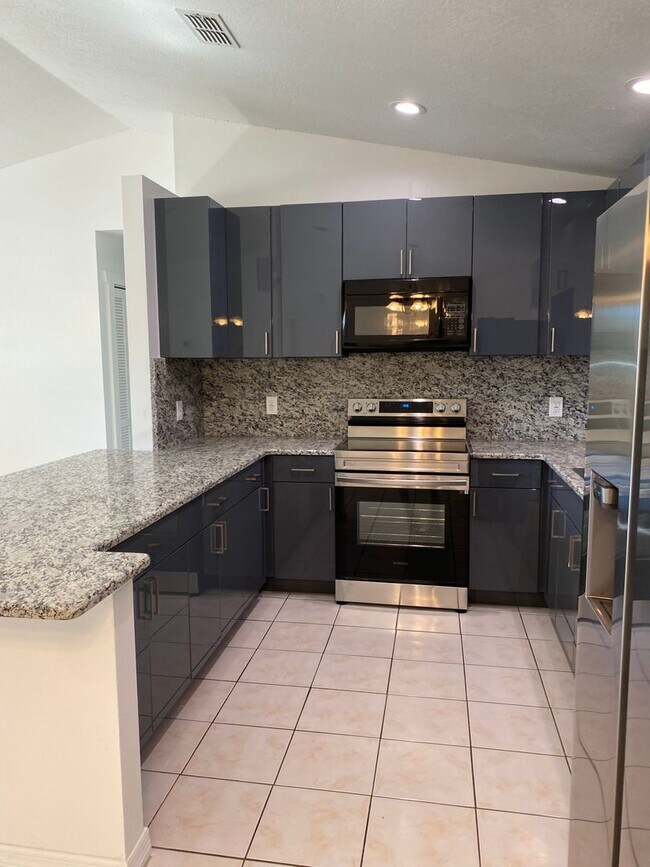 Building Photo - FULLY RENOVATED and spacious 4-bedroom, 2-...