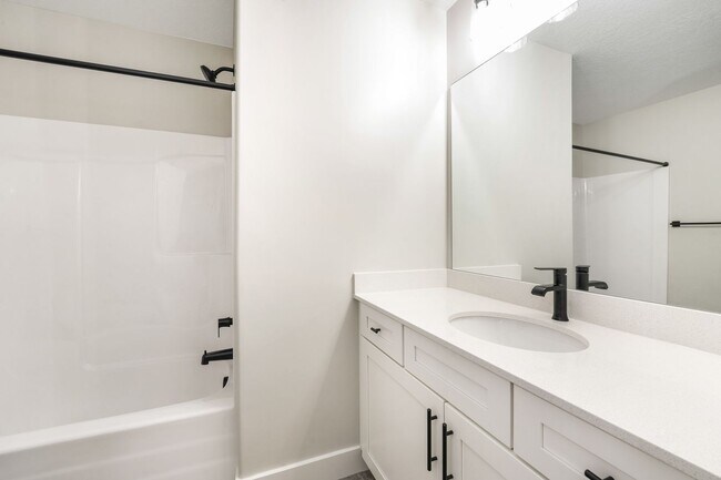 Building Photo - *Pet-Friendly* Townhome