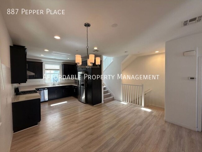 Building Photo - 887 Pepper Pl