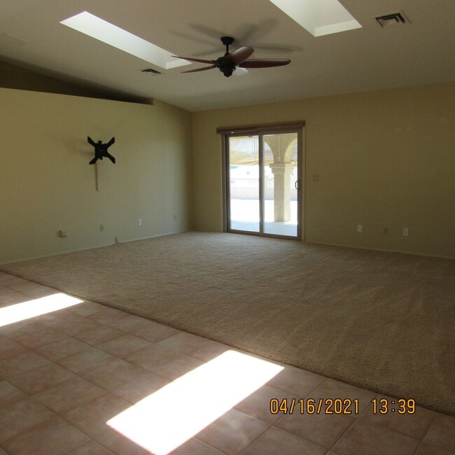 Building Photo - 3 bedroom 2 bath 2 car garage side RV parking