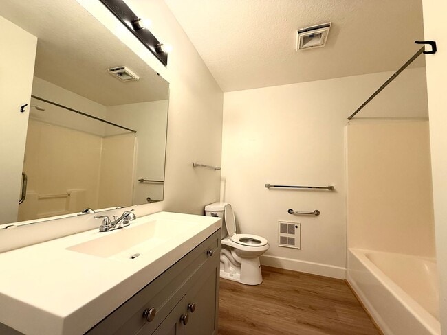 Building Photo - Townhome in Prescott!