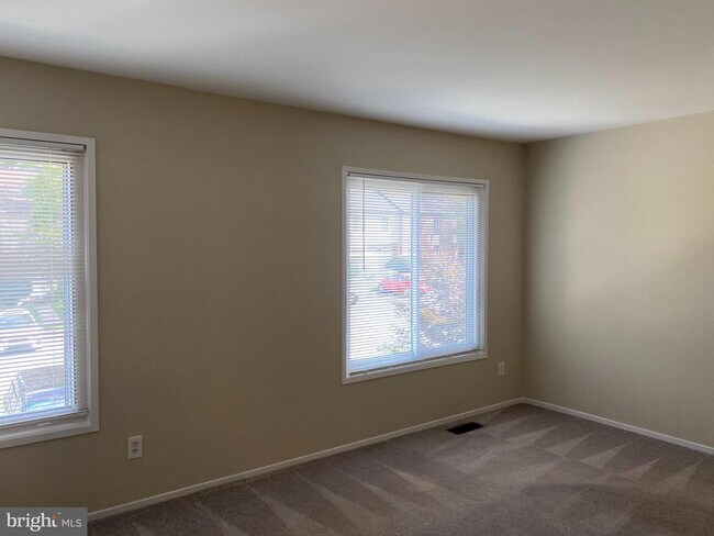 Building Photo - 2804 Cambridge Dr