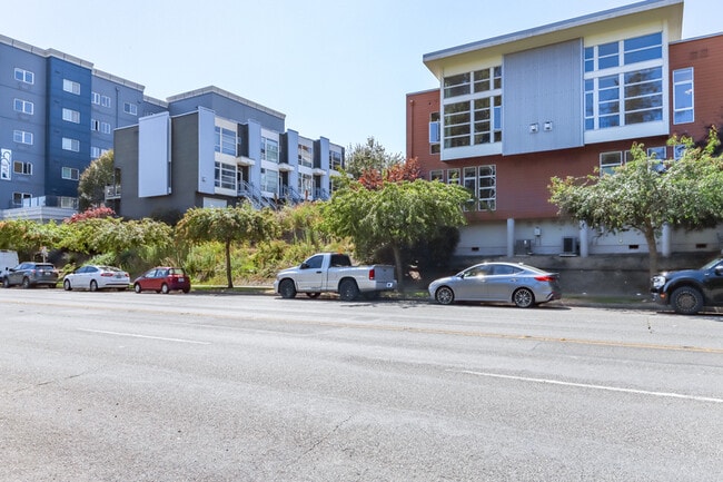 Building Photo - 2355 Yakima Ct