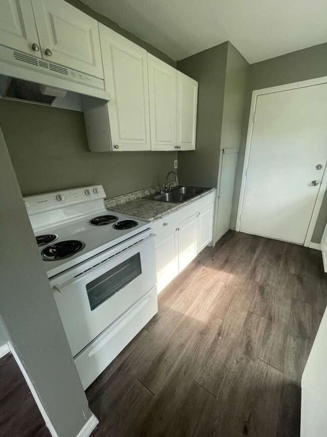 Building Photo - 3/1 Cute cozy single-family home! Apply for FREE This Holiday Season!