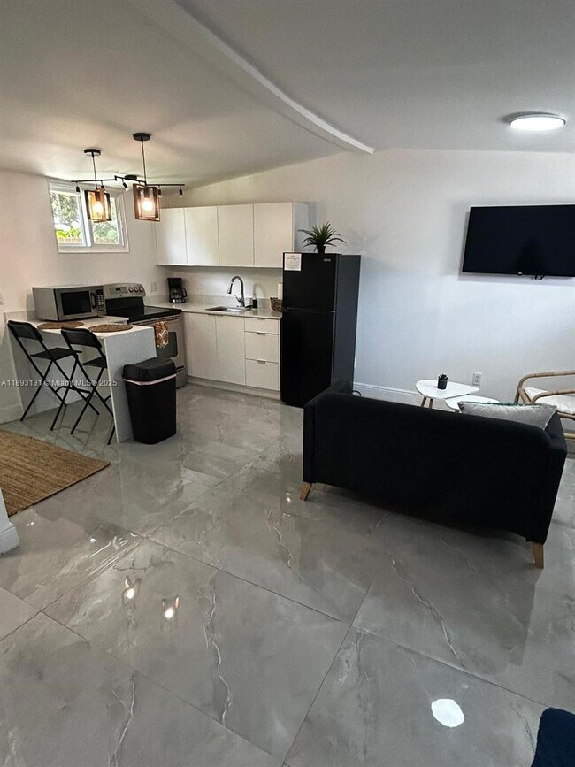 Building Photo - 1945 NW 33rd St