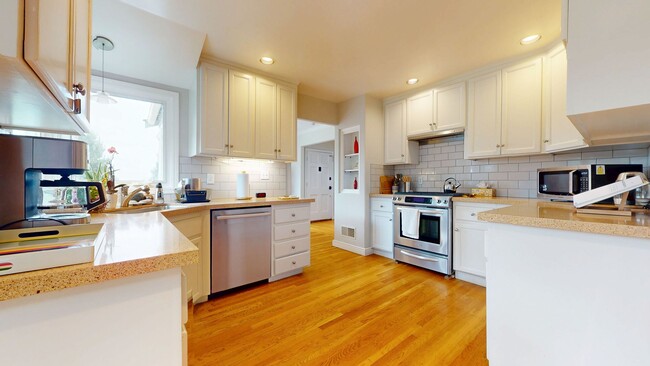 Building Photo - Beautiful Montclair Furnished Upper Unit!