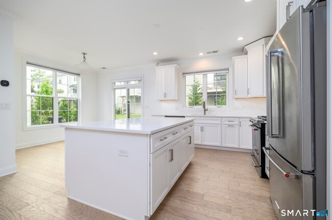 Building Photo - 15 E Cross Trail