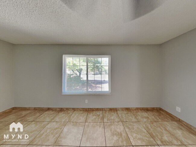 Building Photo - 320 Palo Verde Dr