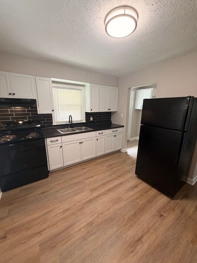 Building Photo - Gorgeous 2 bedroom/1 bath house!
