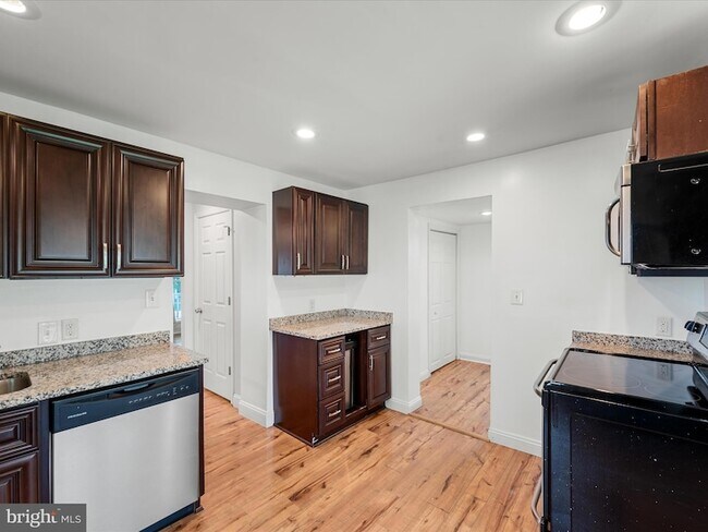 Building Photo - 5479 Main St